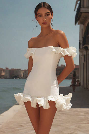 Robe courte blanche à épaules dénudées avec volants